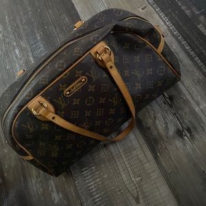 100% Authentic…. No damage at all like NEW!! Very little use.